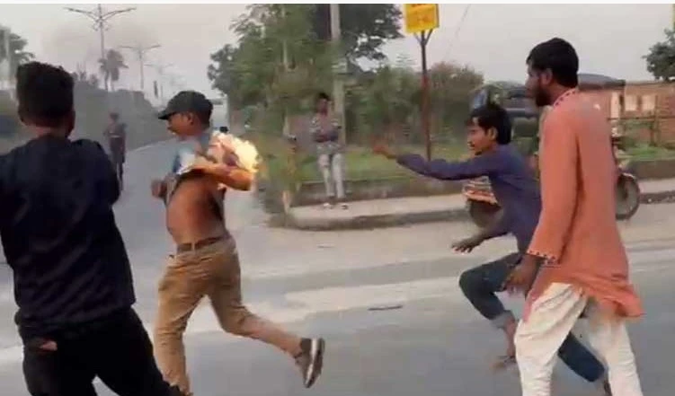 মহাসড়কে আগুন জ্বালাতে গিয়ে ছাত্রদল নেতা দগ্ধ